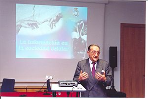 Archivo:D. Ángel Martín Municio impartiendo su conferencia "La información en la sociedad celular" en la Casa de las Ciencias del Ayuntamiento de Logroño 1