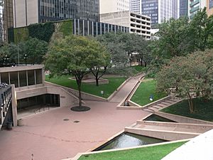 Archivo:Dallas Thanks-Giving Square 2008