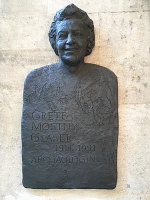 Archivo:Denkmal Grete Mostny-Glaser