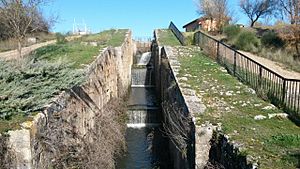 Archivo:Esclusas 34,35 y 36 del Canal de Catilla, Villamuriel de Cerrato