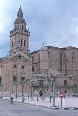 Archivo:Fundación Joaquín Díaz - Iglesia de los Santos Juanes - Nava del Rey (Valladolid) (1)