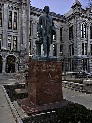 Archivo:George Washington Masonic statue at Erie County Hall, Buffalo, New York - 20200313