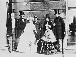 Archivo:Group photograph of Queen Victoria, Prince Albert, Albert Edward, Prince of Wales, Count of Flanders, Princess Alice, Duke of Oporto, and King Leopold I of the Belgians, 1859