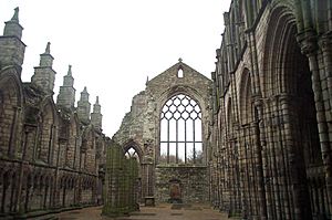 Archivo:Holyrood Abbey ruin 200411
