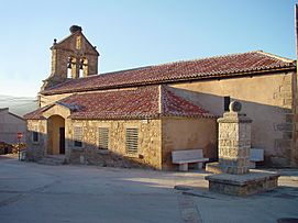 Iglesia y plaza de la localidad
