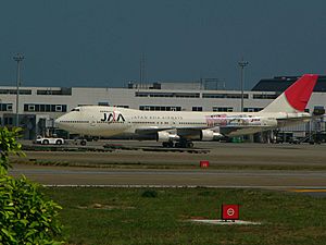 Archivo:JAA-plane-JA8130