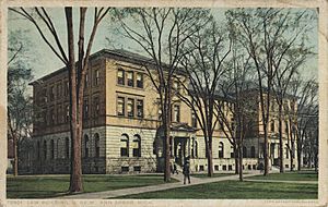 Archivo:Law Building, U. of M., Ann Arbor, Mich. (NBY 7895)