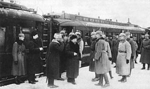 Archivo:Lev Kamenev arrives at Brest-Litovsk
