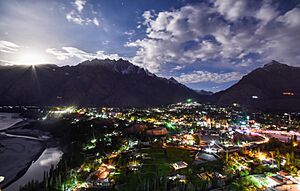 Archivo:MoonRise in Skardu City