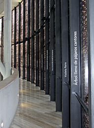 Archivo:Museo Violeta Parra -interior rampa con poema de NParra f01