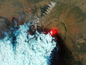 Archivo:Nabro volcano eruting in Eritrea