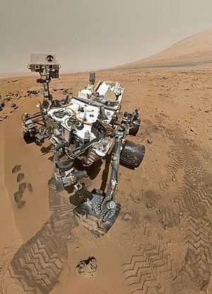 Archivo:PIA16239 High-Resolution Self-Portrait by Curiosity Rover Arm Camera