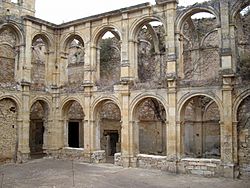 Archivo:Parte del claustro del Monasterio de Rioseco
