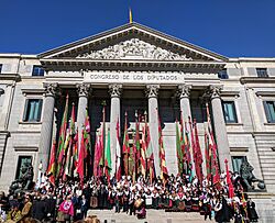 Archivo:Pendones de León en el Congreso de los Diputados