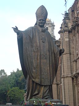 Archivo:Pope Saint John Paul II Statue