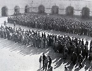 Archivo:Presos republicanos en el castillo de Montjuic