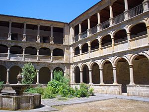 Archivo:Puelles - Monasterio de Santa María de Valdediós - Claustro 09