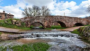 Archivo:Puente Medieval de Salgüero de Juarros
