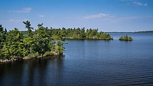 Archivo:Rainy Lake from Tango Channel