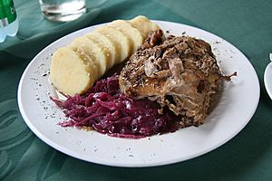 Archivo:Roast duck with dumplings (Czech)