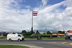 Rotonda de la Bandera CRI 07 2016.jpg