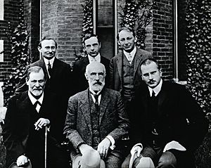 Archivo:Sigmund Freud, Stanley Hall, Carl Gustav Jung, Abraham Arden Wellcome V0027599