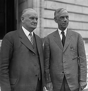 Archivo:Smoot and Hawley standing together, April 11, 1929