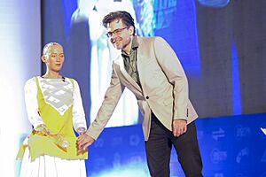 Archivo:Sophia with her creator David Hanson at Digital World 2017 conference, Dhaka, Bangladesh in December 2017