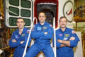 Archivo:Soyuz TMA-22 crew in front of their spacecraft