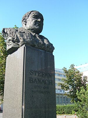 Archivo:Stefan banach monumento krakow 2007