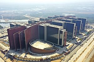 Archivo:Surat Diamond Bourse Aerial View