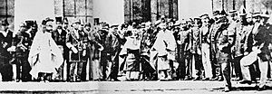 Archivo:Teenager Meiji Emperor with foreign representatives 1868 1870