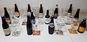 Archivo:Thirteen trappist beer and glasses