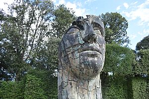 Archivo:Tindáreo agrietado (Igor Mitoraj)