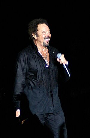 Archivo:Tom Jones Hampton Court Palace 2007