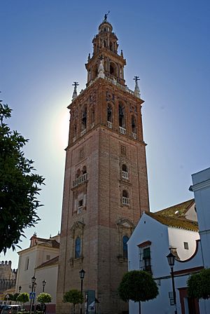 Archivo:Torre de la iglesia de San Pedro (Carmona) 001