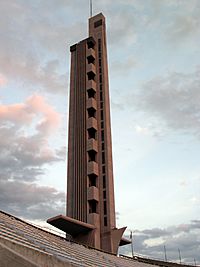 Archivo:Torre de los Homenajes (Estadio Centenario, Montevideo) from inside the stadium