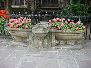 Archivo:Water fountain with plaque to Dodie Smith - geograph.org.uk - 566222
