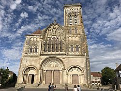 West facade of Basilique Sainte-Marie-Madeleine de Vézelay (August 2017).jpg