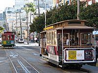 Archivo:-21 and -13 Cable cars on the Powell & Mason line
