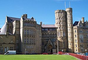 Archivo:Aberystwyth University, East Entrance
