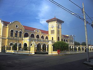 Archivo:Antigua estación de trenes, Mérida, Yucatán (01)