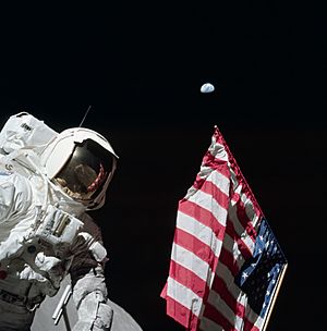 Archivo:Astronaut Harrison 'Jack' Schmitt, American Flag, and Earth (Apollo 17 EVA-1)