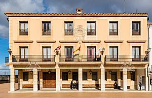 Archivo:Ayuntamiento, Almazán, Soria, España, 2015-12-29, DD 72