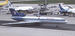 Archivo:Belavia Tupolev Tu-154M at Frankfurt