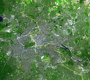 Archivo:Berlin satellite image with Berlin wall