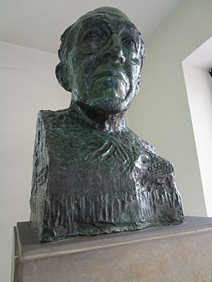 Archivo:Biblioteca Nacional - Busto de German Arciniegas - Vista de Cerca