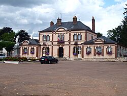 Bléneau-FR-89-mairie-01.jpg