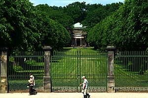 Archivo:Blick über das Einfahrtsportal durch die Lindenallee von 1726 zum Welfenmausoleum im Berggarten in Hannover