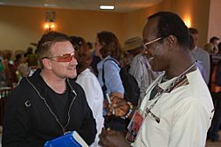 Archivo:Bono and George Ayittey2